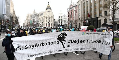 Manifestación de repartidores a domicilio ayer en Madrid en protesta por la ley que prepara el Gobierno para convertir su relación mercantil con las plataformas en una relación laboral de asalariados.