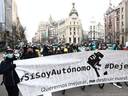 Manifestación de repartidores a domicilio ayer en Madrid en protesta por la ley que prepara el Gobierno para convertir su relación mercantil con las plataformas en una relación laboral de asalariados.