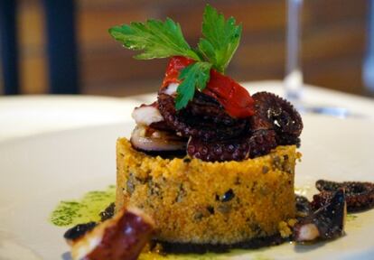 Uno de los platos estrella de este restaurante: pulpo con cous-cous de piquillos y aceitunas.