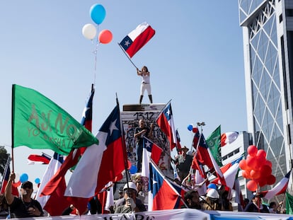 Decenas de personas participan en una marcha hasta Plaza Italia en rechazo al próximo plebiscito constitucional, el 21 de agosto de 2022 en Santiago de Chile.