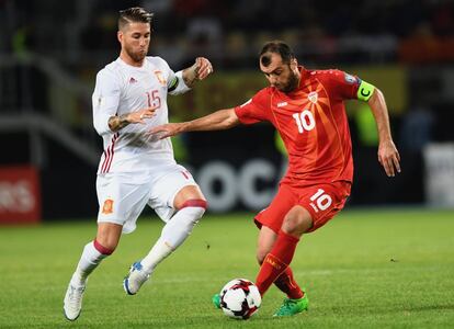 Sergio Ramos intenta quitarle el balón a Goran Pandev.