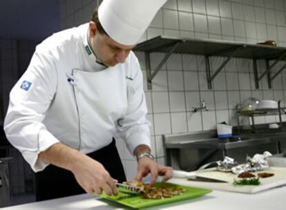 Cocinero preparando un plato