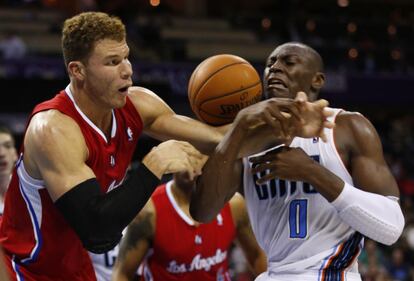 Blake Griffin, de los Clippers, y Bismack Biyombo, de los Bobcats, pugnan por el balón