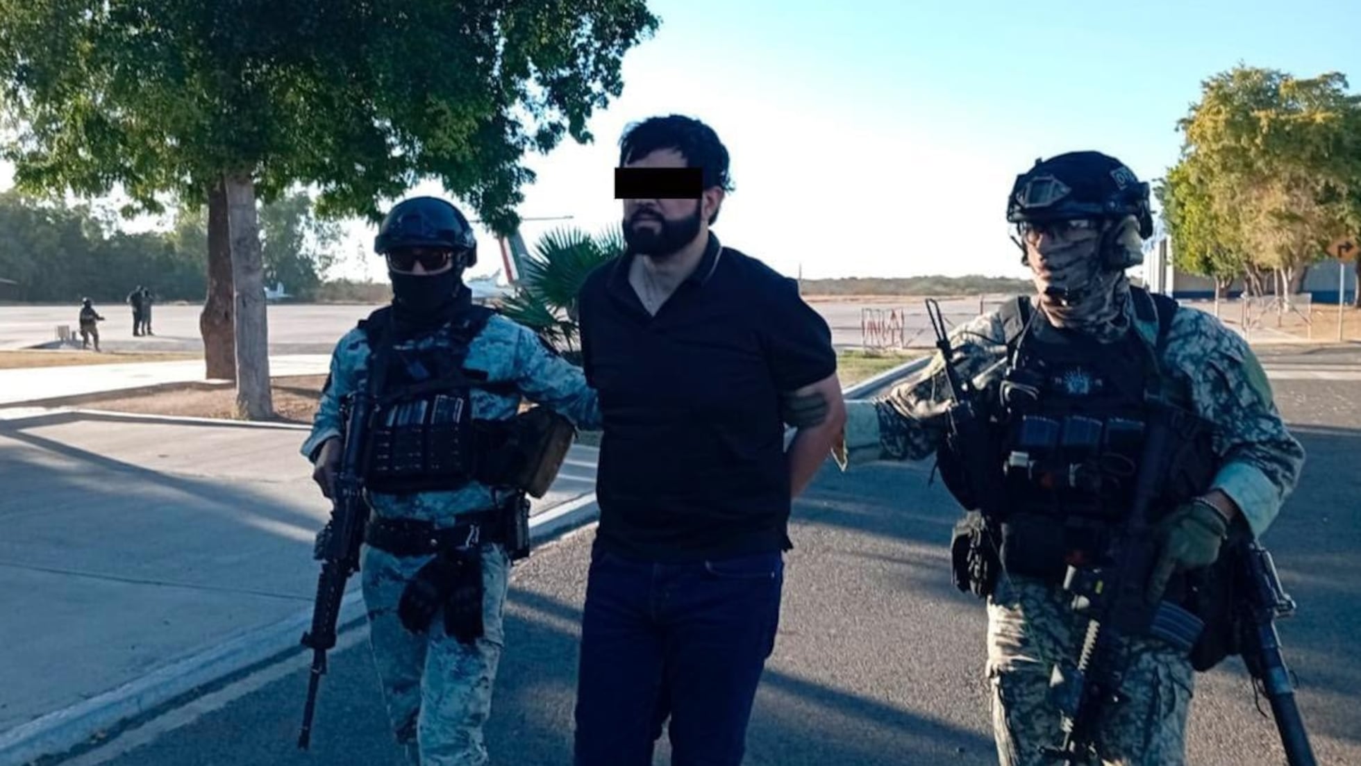 Pobladores de Sinaloa observan operativos militares