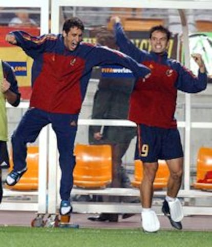 Raúl, a la izquierda, y Morientes saltan de alegría tras la victoria.