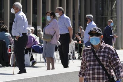 Personas con mascarilla en Vitoria.