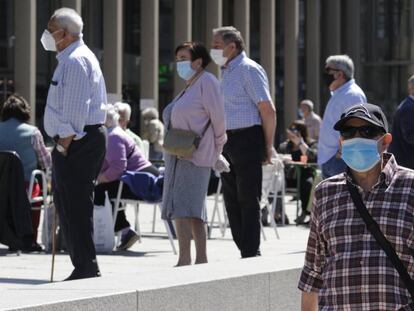 Personas con mascarilla en Vitoria.