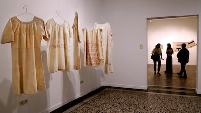 La exposición de artistas textiles 'Peninsulares' en el Museo Nacional de Artes Decorativas de Madrid. 