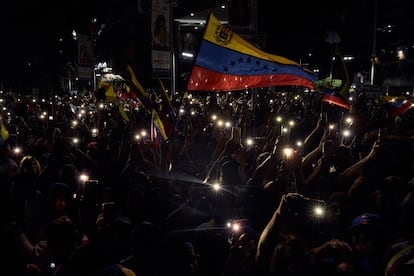 Supporters of Edmundo González at his campaign closing.