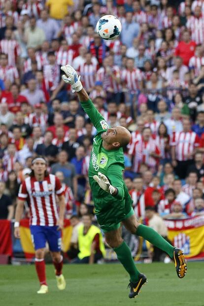 Willy Caballero le detiene el balón a Adrian en la ultima jugada del partido