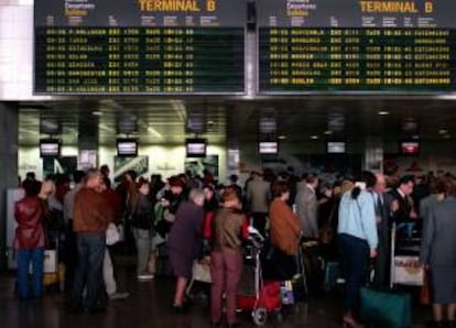 Pasajeros hacen cola para facturar en el aeropuerto de El Prat de Barcelona. EFE/Archivo