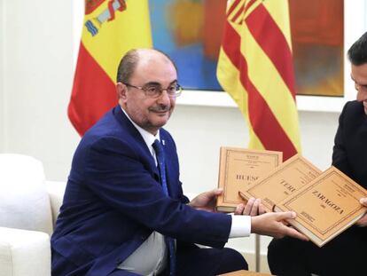 Javier Lambán regala a Pedro Sánchez varios tomos de un Diccionario Geográfico de Aragón en su reunión en La Moncloa.
