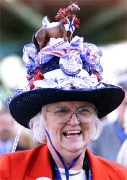 Las convenciones de los partidos en EE UU, como las carreras de caballos en Inglaterra, son momentos propicios para la exhibición de originales sombreros. En la imagen una seguidora demócrata luce un aparatoso tocado con los nombres de sus candidatos, Kerry y Edwards.