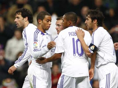 De izquierda a derecha, Van Nistelrooy, Marcelo, Sneijder, Robinho y Raúl celebran un gol.