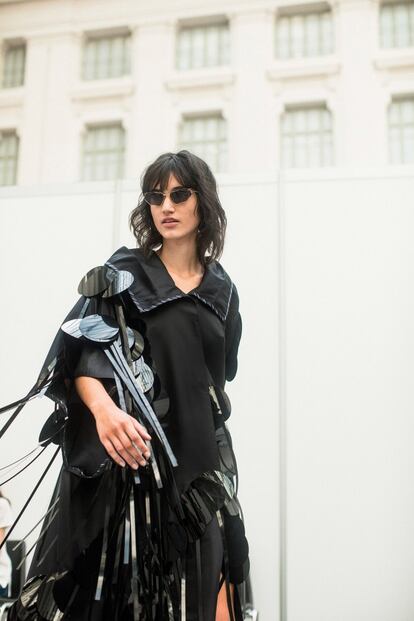 Más allá del contexto emocional, en Manémané disfrutan haciendo ropa. Horas antes del desfile, le daban las últimas puntadas a esta gabardina con maxi lentejuelas y espaguetis de vinilo. Una prenda de aspecto teatral que reafirma sus intenciones: "la capacidad de vestirte como de cuento".