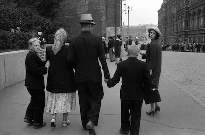 Una modelo vestida de Dior, a la derecha, se encontraba con una familia rusa en la Plaza Roja de Moscú durante la presentación de 1959. 