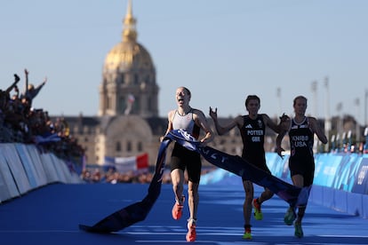 PARIS, FRANCE - AUGUST 05: Laura Lindemann of Team Germany crosses the finish line to win the Gold medal ahead of Beth Potter of Team Great Britain and Taylor Knibb of Team United States during the Mixed Relay on day ten of the Olympic Games Paris 2024 at Pont Alexandre III on August 05, 2024 in Paris, France. (Photo by Al Bello/Getty Images)