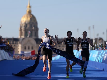 PARIS, FRANCE - AUGUST 05: Laura Lindemann of Team Germany crosses the finish line to win the Gold medal ahead of Beth Potter of Team Great Britain and Taylor Knibb of Team United States during the Mixed Relay on day ten of the Olympic Games Paris 2024 at Pont Alexandre III on August 05, 2024 in Paris, France. (Photo by Al Bello/Getty Images)