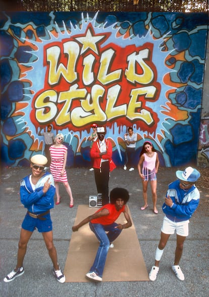 ‘Hiphoperos’ ante el famoso grafiti ‘Wild style’, pintado por Revolt and DSharp en Riverside Park en 1983.