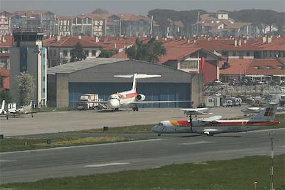 Dos aviones en la plataforma de estacionamiento del aeropuerto de Hondarribia.