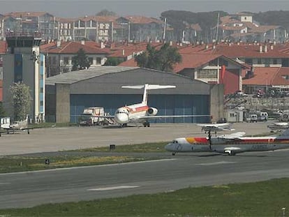 Dos aviones en la plataforma de estacionamiento del aeropuerto de Hondarribia.
