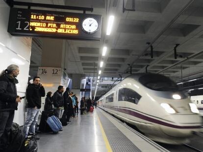 Un andén con pasajero del AVE, en Girona.