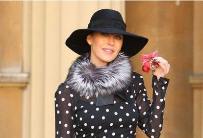 Tamara Mellon, cofundadora de Jimmy Choo, con su medalla del Orden del Imperio Británico, en una foto de 2010.