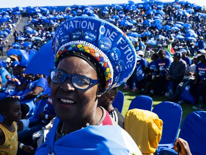Seguidores del partido opositor Alianza Democrática (DA) durante el mitin final de campaña de su partido en Johannesburgo el pasado domingo.
