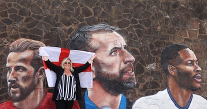 Mural con Kane, Southgate y Sterling pintado por Nathan Parker en Nuneaton.