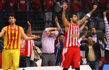 Printezis celebra el triple final ante un Abrines cariacontecido.