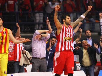 Printezis celebra el triple final ante un Abrines cariacontecido.