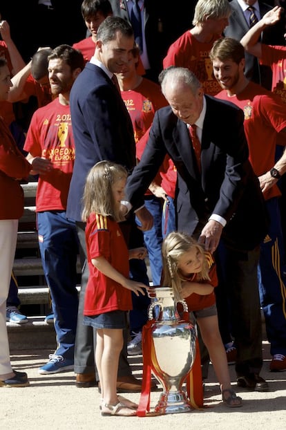 2 de julio de 2012. El rey Juan Carlos con las infantas Leonor y Sofía, y detrás el príncipe Felipe, durante la recepción en el palacio de la Zarzuela de los jugadores de la selección española de fútbol tras proclamarse campeones de la Eurocopa de Polonia y Ucrania.