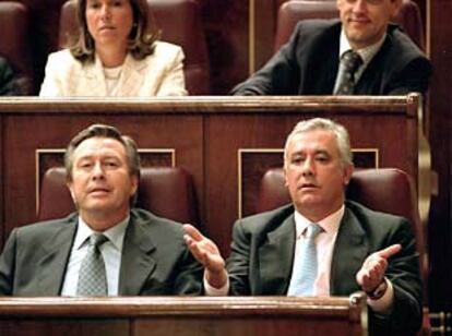 Luis de Grandes (a la izquierda) y Javier Arenas, en un pleno del Congreso de los Diputados.