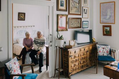 Teresa Cabello y Enrique Mateo, en el apartamento que comparten en Convivir, en Horcajo de Santiago (Cuenca).