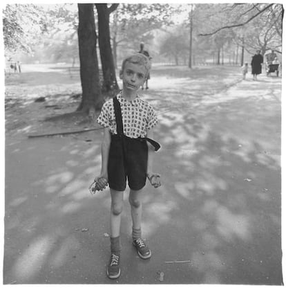 Niño con una granada de mano de juguete en Central Park (1962)