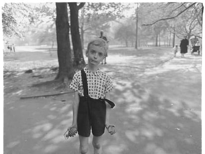 Niño con una granada de mano de juguete en Central Park (1962)