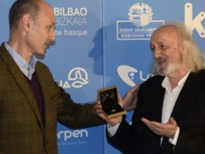 Montxo Armendáriz recibe el premio Eguzkilore de manos de Jabier Baraiazarra. 