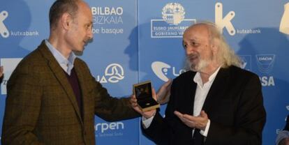 Montxo Armendáriz recibe el premio Eguzkilore de manos de Jabier Baraiazarra. 