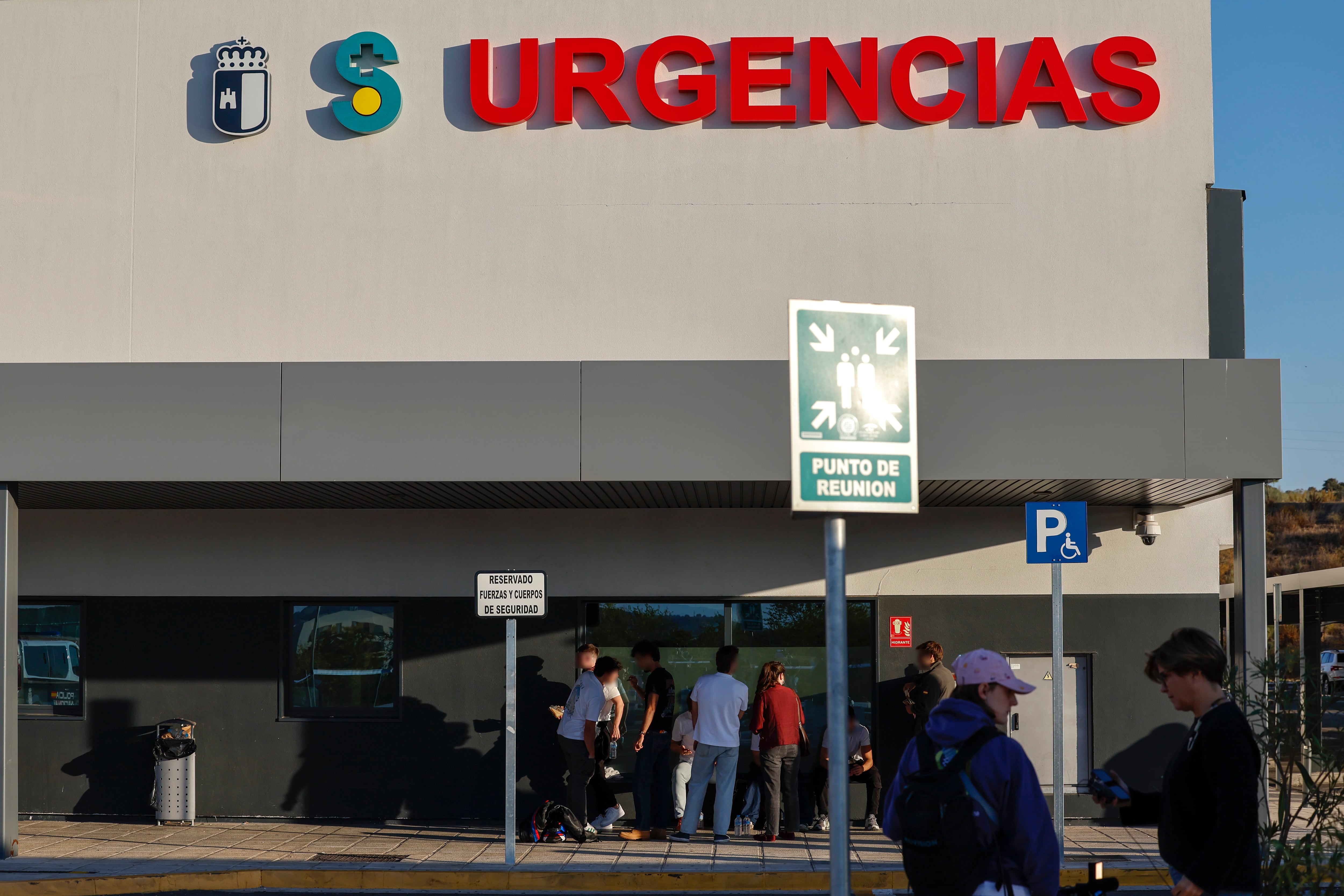 Seis jóvenes en busca de un amigo desaparecido en el accidente de tren: sin noticias de David