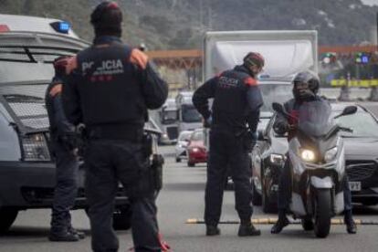 Mossos d'Esquadra en un control a l'autopista durant les restriccions per la covid.