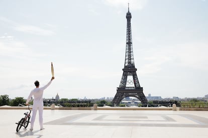 El ciclista francés Matthias Dandois levanta la antorcha olímpica en la Plaza del Trocadero de París el pasado día 15.