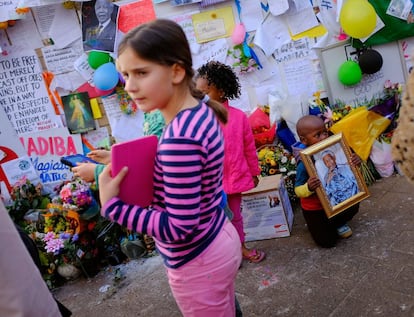 Unos niños dejan mensajes de cariño al expresidente sudafricano que se encuentra ingresado en un hospital de Pretoria, 11 de julio de 2013.  Nelson Mandela, que cumple 95 años internado en un hospital, está mejorando a "un ritmo constante", informó el presidente de Sudáfrica, Jacob Zuma, quien felicitó al antiguo estadista.