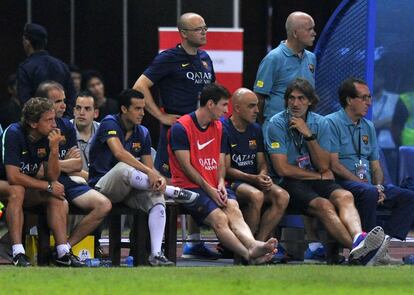 Messi, en el banquillo del Barça junto a jugadores y cuerpo técnico.