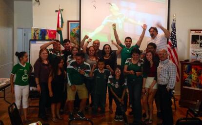 Un grupo de mexicanos que se reunió a ver el partido en Casa Michoacán.