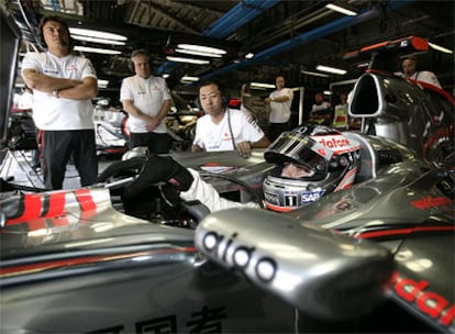 Fernando Alonso, en el box de McLaren