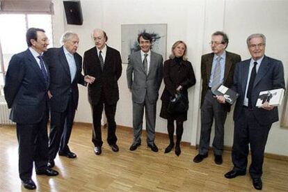 Emiliano Martínez, Francisco Pérez González, Andrés Ortega, Jesús Sánchez Lambás, María Cifuentes, Juan Pablo Fusi y Antonio Garrigues Walker, de izquierda a derecha, ayer durante la presentación de las <i>Obras completas</i> de Ortega.