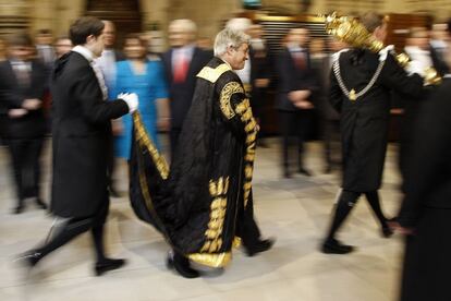 El 'speaker' de la Cámara de los Comunes llega a la Cámara de los Lores para seguir el discurso de Isabel II sobre la iniciativas legislativas.