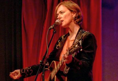 Laura Cantrell durante su actuaci&oacute;n en el Caf&eacute; Berl&iacute;n. 