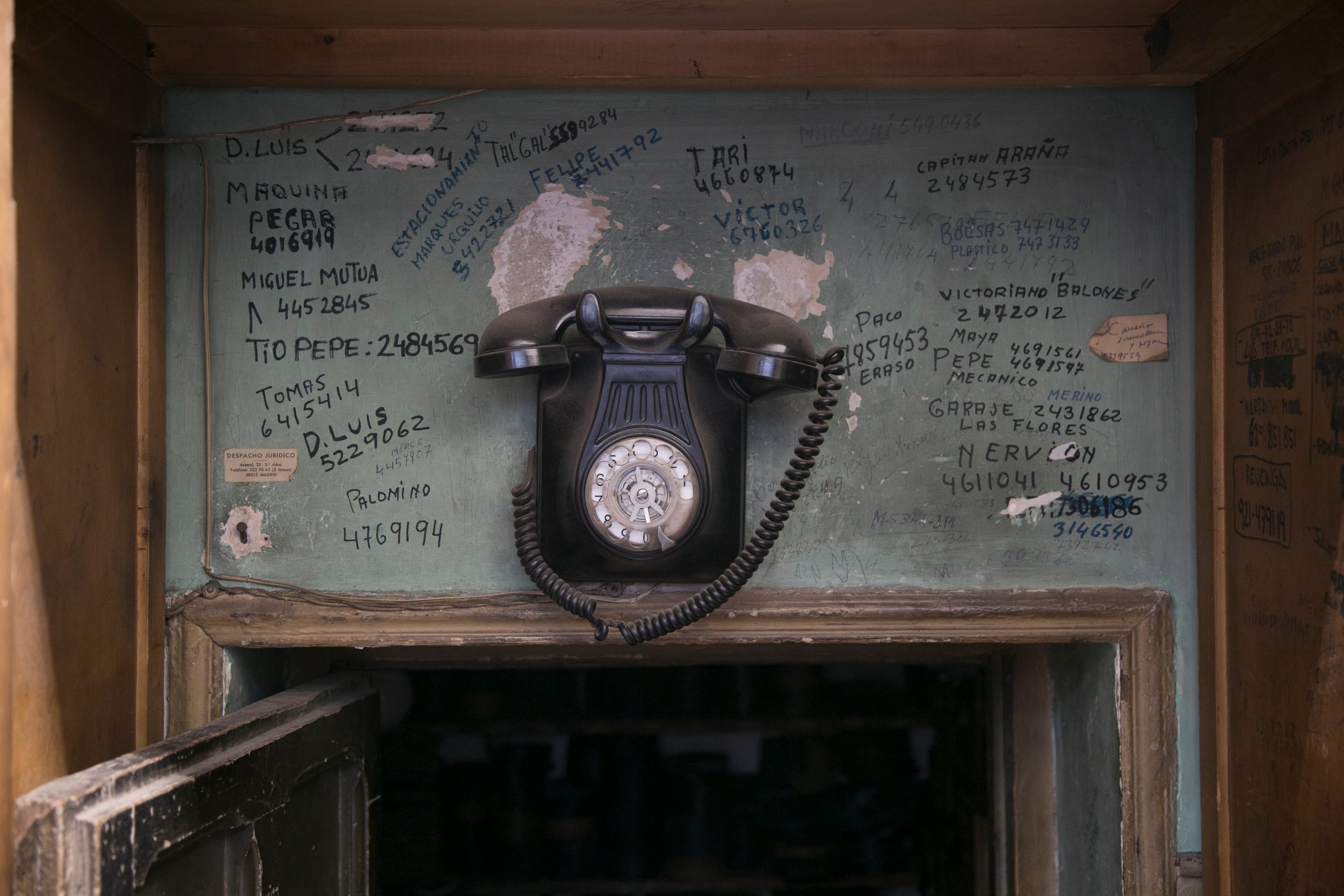 Detalle de un teléfono antiguo en la zapatería Casa Mancho, en Madrid.