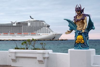 El crucero 'Meraviglia' aguarda frente a Punta Langosta (México) para poder desembarcar a sus pasajeros.